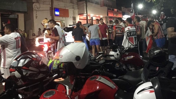 Comemoração do Campeonato Paulista de futebol gera aglomeração no centro de Adamantina