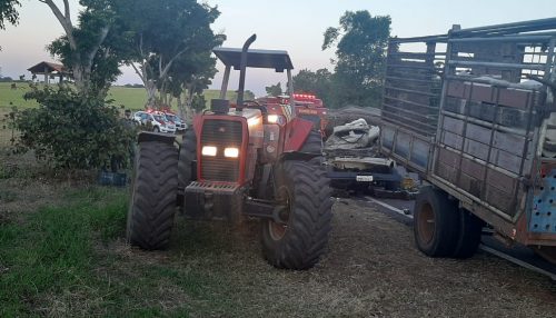Acidente entre caminhonete e trator mata uma pessoa
