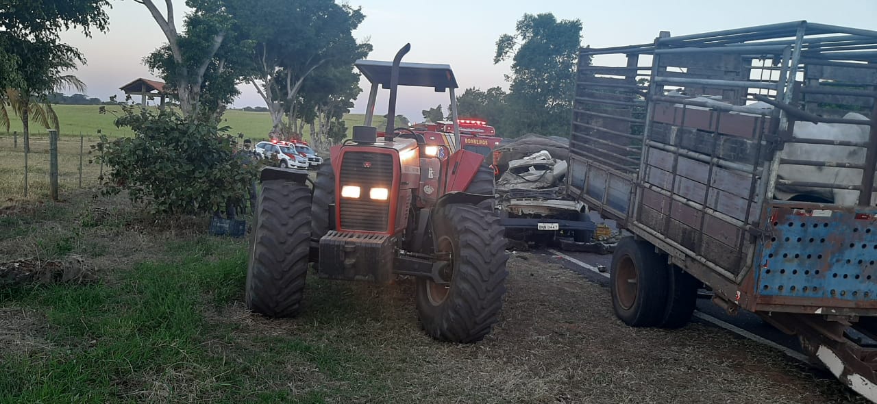 Acidente entre caminhonete e trator mata uma pessoa