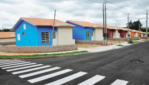 Demora na entrega de casas populares finalizadas há oito meses é alvo de cobrança e críticas