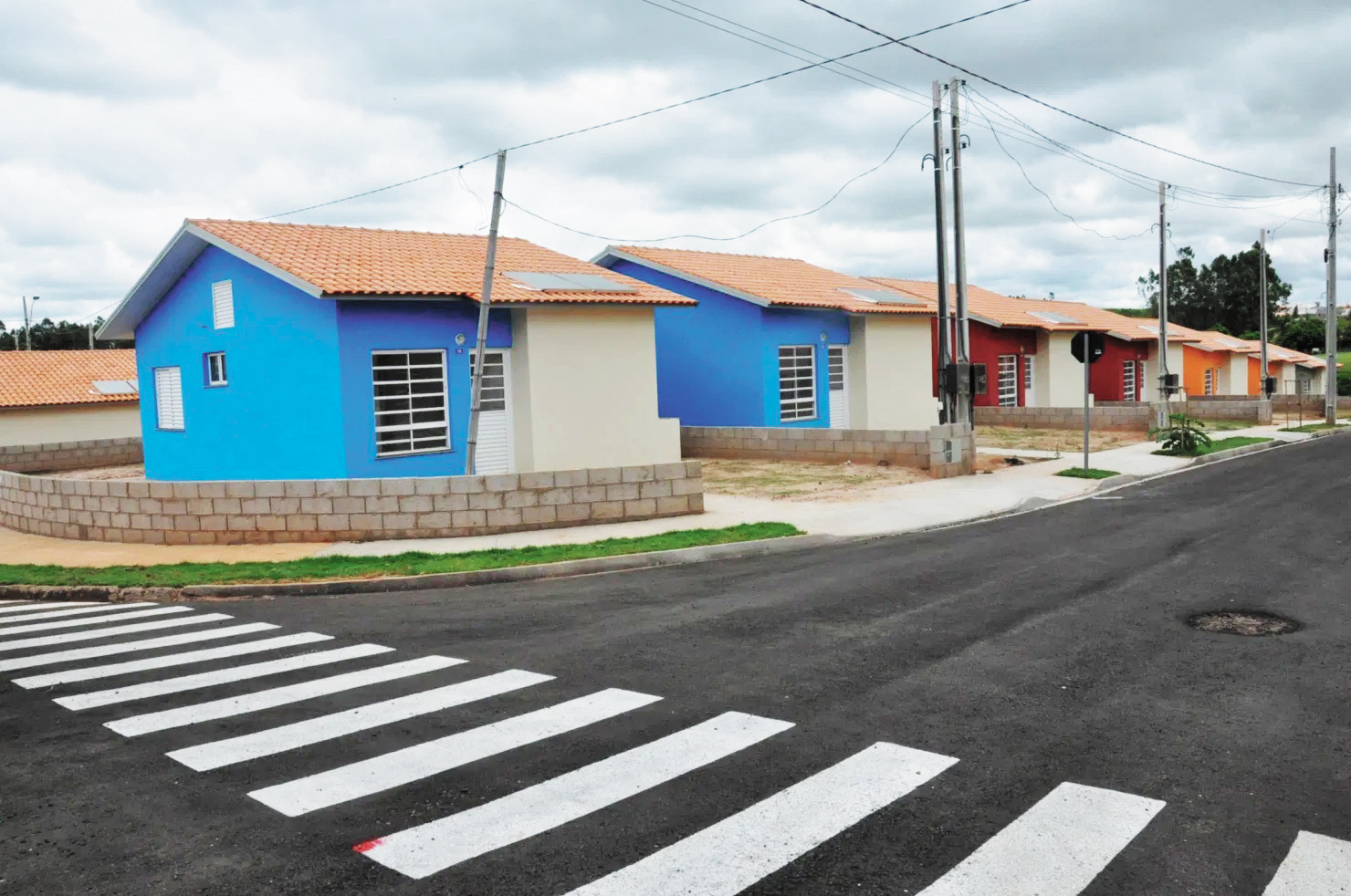 Demora na entrega de casas populares finalizadas há oito meses é alvo de cobrança e críticas
