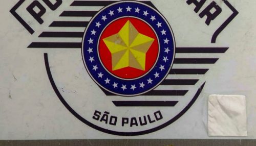 Em Salmourão, homem dispensa cocaína ao avistar a viatura da Polícia Militar