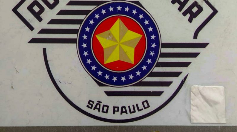 Em Salmourão, homem dispensa cocaína ao avistar a viatura da Polícia Militar