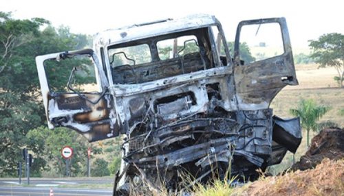 Bombeiros de Adamantina trabalham em acidente com incêndio de caminhão carregado de diesel na SP-294