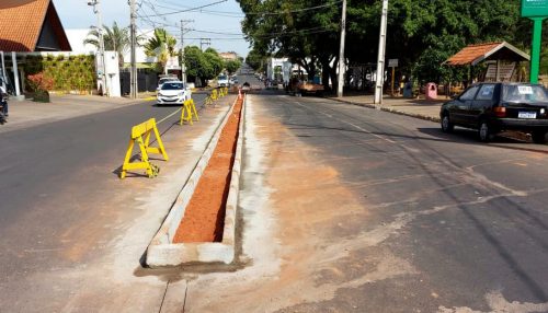 Avenida defronte do Pioneiros recebe implantação de canteiro central e ampliação da rotatória