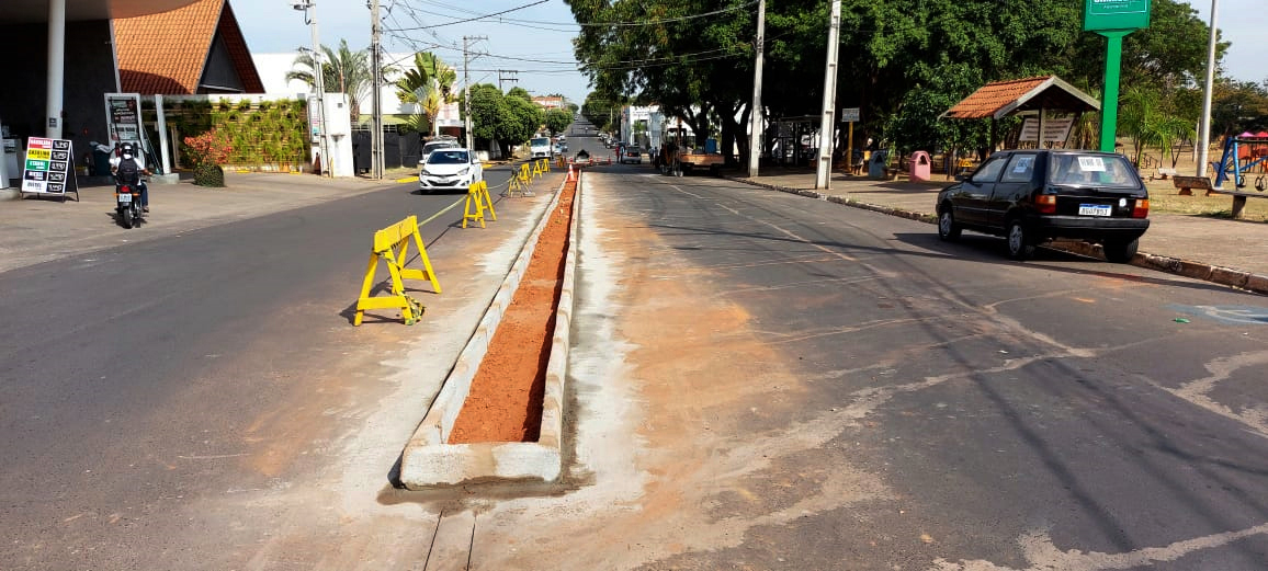 Avenida defronte do Pioneiros recebe implantação de canteiro central e ampliação da rotatória