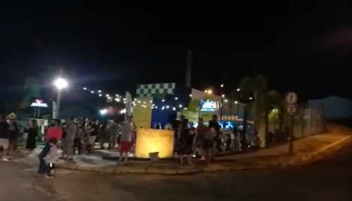 Aglomeração em inauguração de estabelecimento gera críticas; empresa se manifesta
