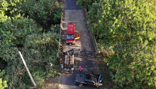 Duas pessoas ficam feridas em acidente, carro capotou em cima de ponte