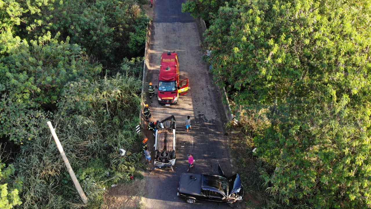 Duas pessoas ficam feridas em acidente, carro capotou em cima de ponte