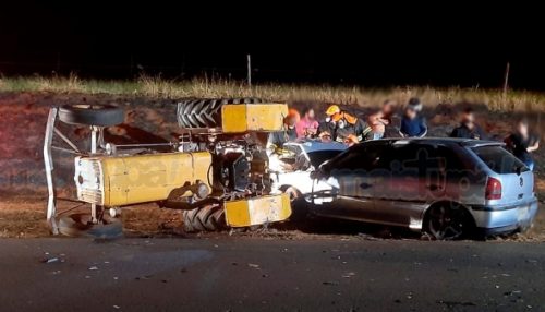 Duas pessoas ficam feridas em acidente entre carro e trator em rodovia vicinal da região