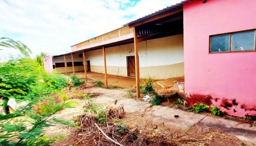 Situação de abandono do antigo “Clube do Ponteli” gera preocupação nos vizinhos e cobrança por providências