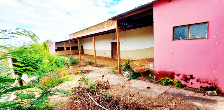 Situação de abandono do antigo “Clube do Ponteli” gera preocupação nos vizinhos e cobrança por providências