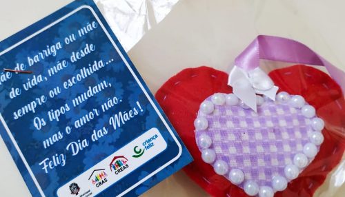 Serviço de Convivência e Fortalecimento de Vínculos - Projeto Asa entrega lembrança para as mães de crianças e adolescentes atendidos pelo equipamento
