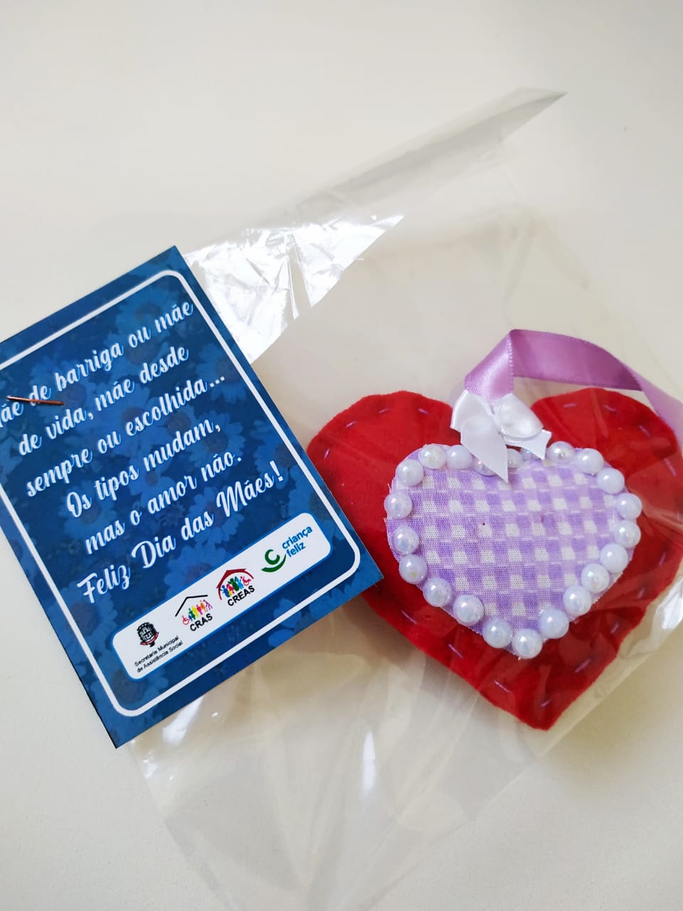 Serviço de Convivência e Fortalecimento de Vínculos - Projeto Asa entrega lembrança para as mães de crianças e adolescentes atendidos pelo equipamento