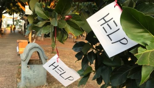 Com mensagens em envelopes, iniciativa oferece ajuda e apoio à valorização da vida