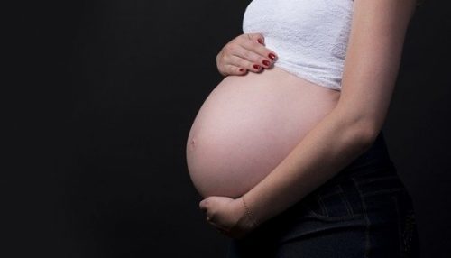 Entra em vigor lei que determina afastamento de gestante do trabalho, na pandemia