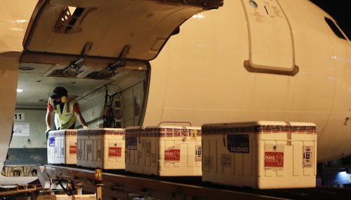 Fiocruz para, e produção de vacinas contra Covid no Brasil fica suspensa por falta de insumo