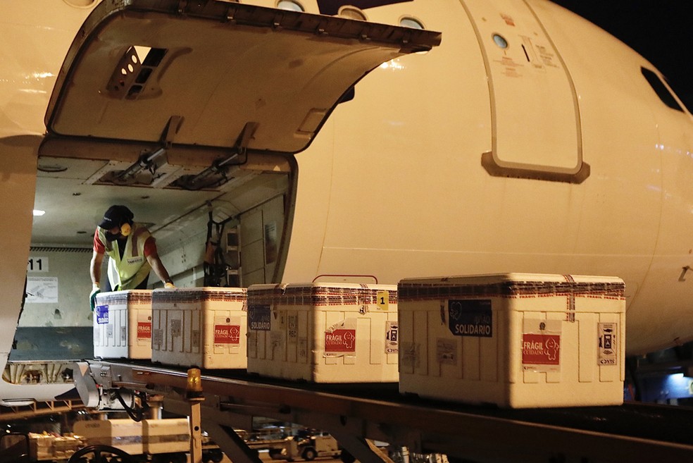 Fiocruz para, e produção de vacinas contra Covid no Brasil fica suspensa por falta de insumo