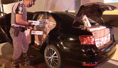 Polícia Rodoviária apreende 15 mil maços de cigarros contrabandeados após abordagem na SP-270