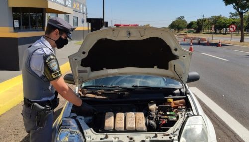 Motorista fica nervoso durante vistoria e polícia localiza quatro tabletes de crack escondidos em fundo falso de painel de carro