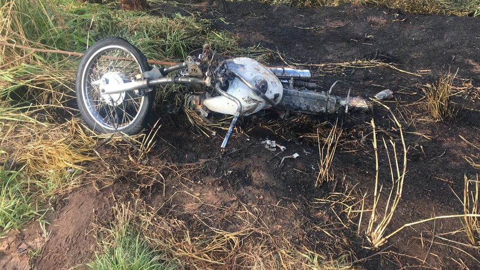 Após batida com carro, motocicleta pega fogo e pai e filho têm ferimentos graves nas pernas