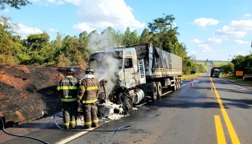 Incêndio em caminhão mobiliza o Corpo de Bombeiros na Rodovia Assis Chateaubriand