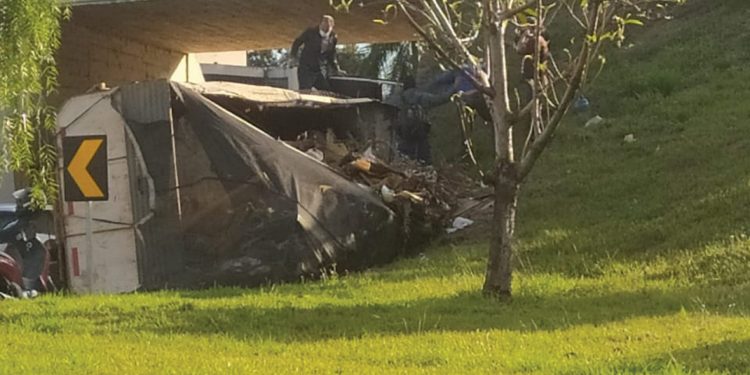 Caminhão da Prefeitura de Adamantina se envolve em acidente