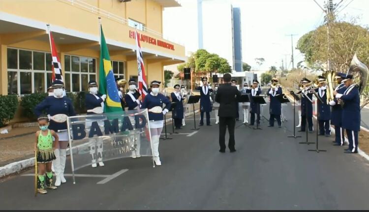Banda Marcial de Adamantina presta sua homenagem ao município por seus 72 anos