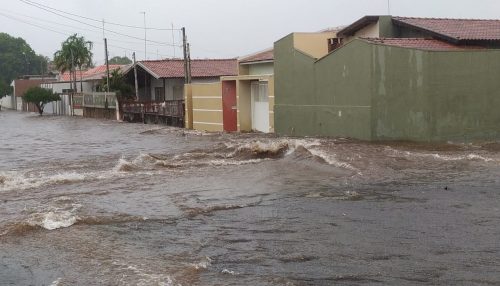Chuva intensa novamente forma alagamentos no centro de Adamantina