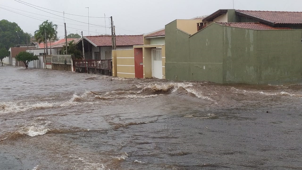 Chuva intensa novamente forma alagamentos no centro de Adamantina