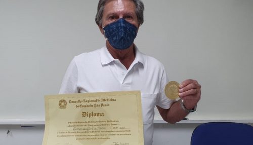 Professor da UniFAI recebe homenagem do Cremesp por completar 50 anos de prática médica