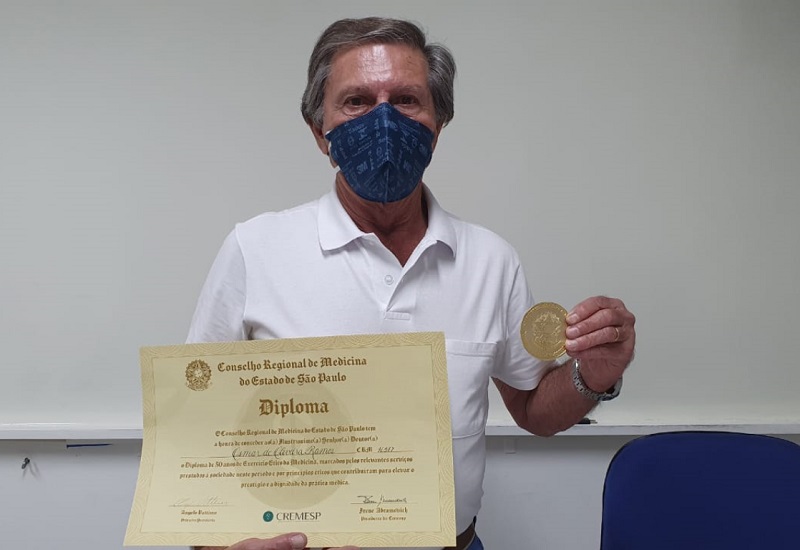 Professor da UniFAI recebe homenagem do Cremesp por completar 50 anos de prática médica