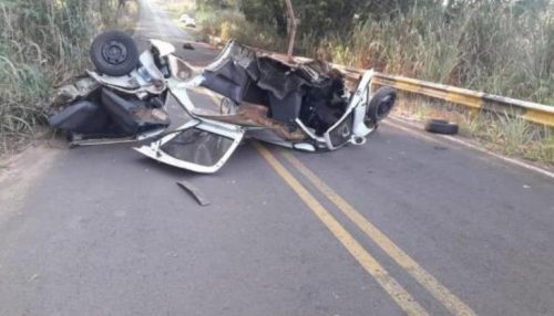 Grave acidente deixa duas pessoas feridas e carro destruído