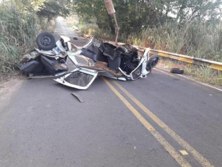 Grave acidente deixa duas pessoas feridas e carro destruído