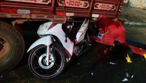 Motociclista de 42 anos morre em choque contra caminhão