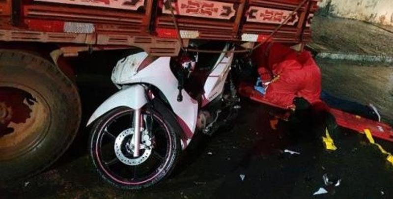 Motociclista de 42 anos morre em choque contra caminhão