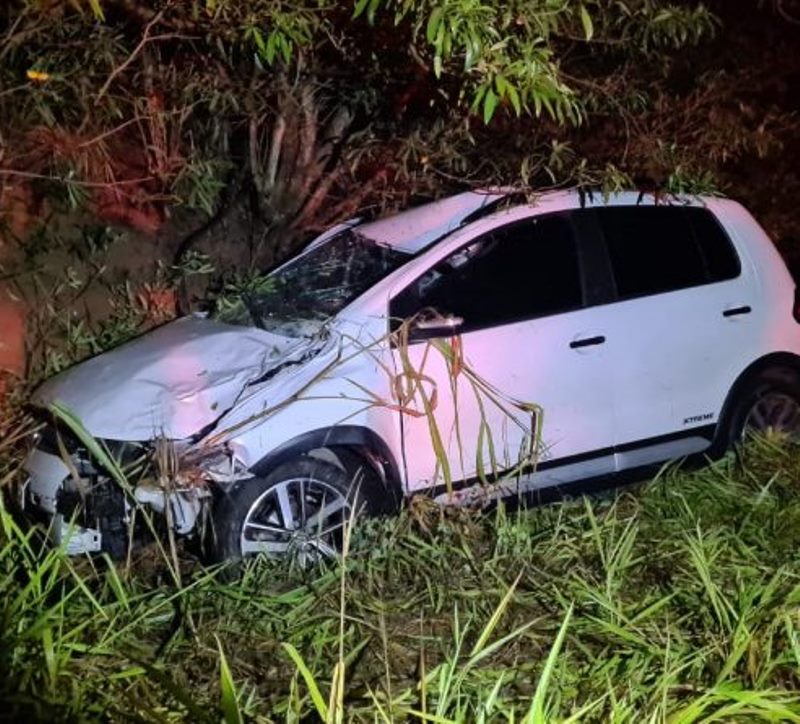 Motorista fica gravemente ferido após bater carro em vaca solta na pista