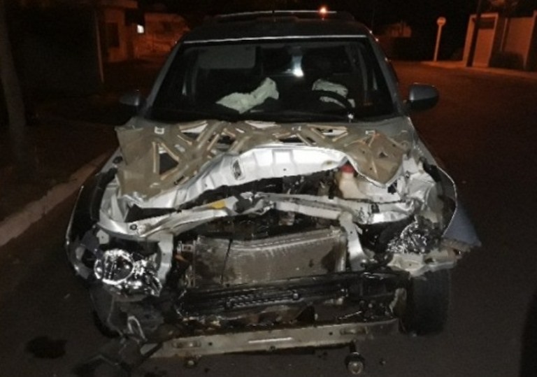 SP-294: Após bater pick-up em bitrem, motorista foge e se esconde em mata, mas acaba preso