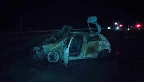 Carro pega fogo após bater em viatura da Polícia Civil na Rodovia Assis Chateaubriand, em Parapuã