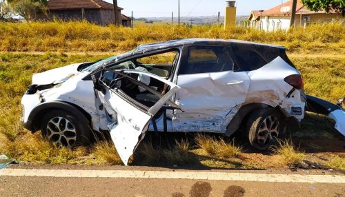 Veículo capota após bater em carro na Rodovia Júlio Budiski, em Alfredo Marcondes