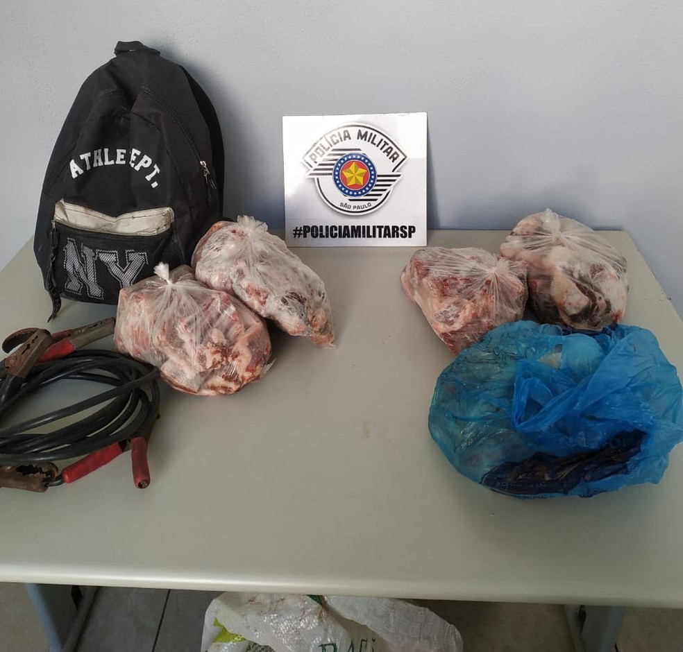 Durante furto, rapaz é surpreendido dentro de estacionamento com 13 quilos de carne e cabo de transmissão de energia