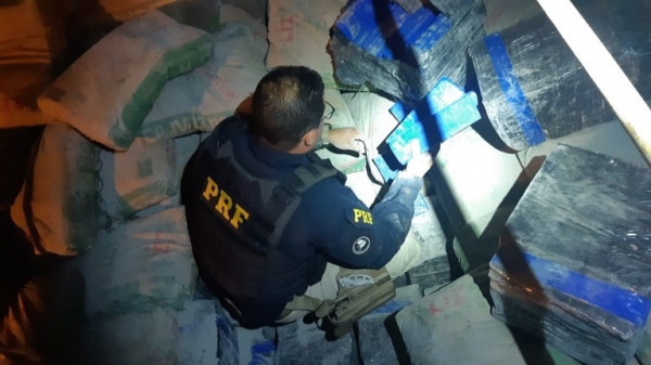 Caminhão com 2,2 toneladas de maconha é interceptado pela Polícia Rodoviária Federal em Parapuã