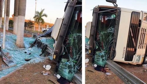 Carga de vidro é destruída em tombamento de caminhão no trevo da SP-294