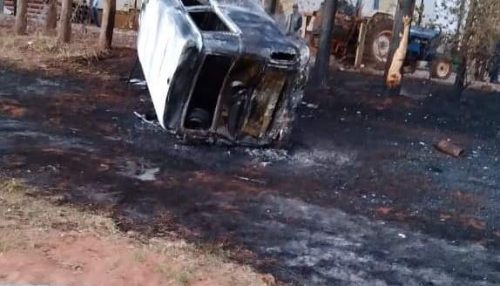 Acidente entre Kombi e caminhão mata duas pessoas carbonizadas