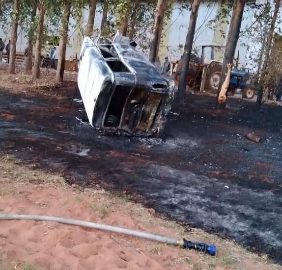 Acidente entre Kombi e caminhão mata duas pessoas carbonizadas