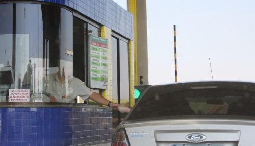 Passar pelo pedágio sem pagar pode caracterizar infração grave de R$ 195,23 e 5 pontos na CNH
