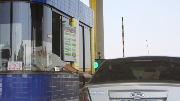 Passar pelo pedágio sem pagar pode caracterizar infração grave de R$ 195,23 e 5 pontos na CNH