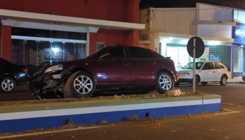 Motorista perde controle da direção do veículo e sobe em canteiro, no centro de Osvaldo Cruz