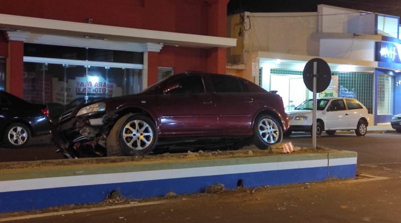 Motorista perde controle da direção do veículo e sobe em canteiro, no centro de Osvaldo Cruz