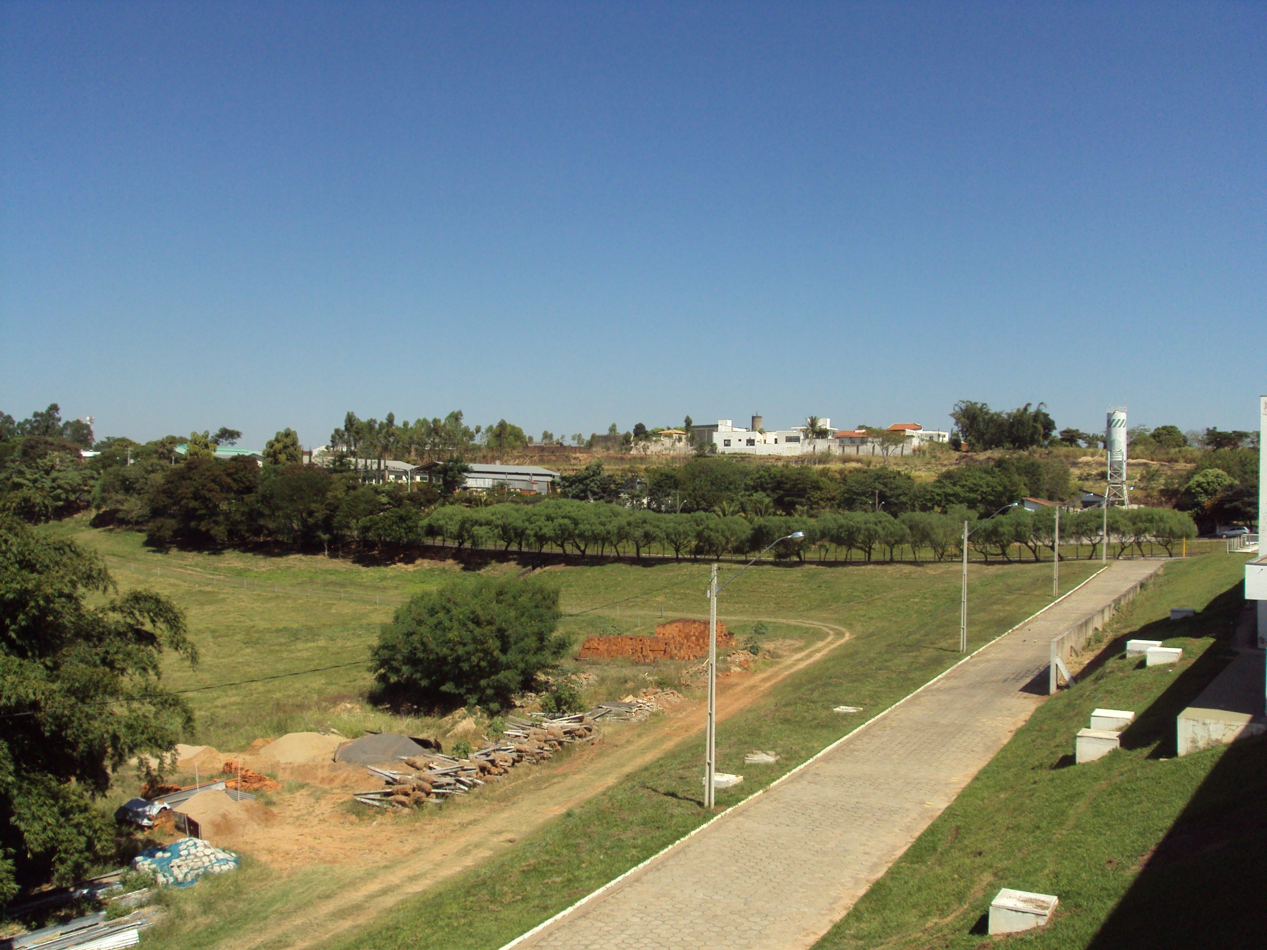 Paredes Alvas e Aloprados/as provincianos/as...